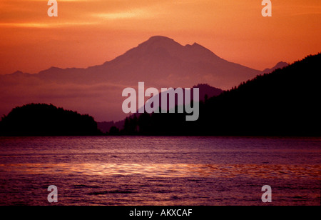 Dusky giallo e viola alba Mt Baker in Puget Sound, Washington, Stati Uniti d'America Foto Stock