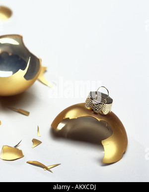 Rotture di albero di natale ornamento a sfera Foto Stock