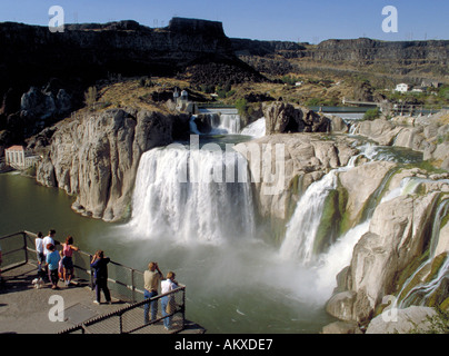 Da un punto di osservazione di un gruppo di turisti godere la spettacolare vista del crollo Shoshone Falls, Twin Falls County, ID Foto Stock