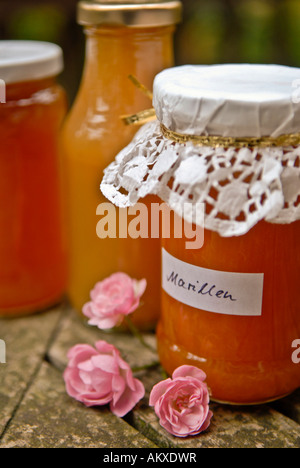 Marmellata di albicocche e il nettare in un bicchiere Foto Stock