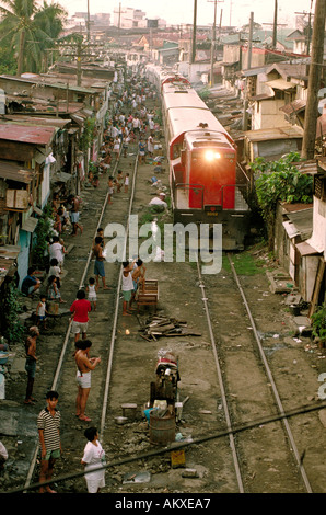 In Calcutta le condizioni di vita sono tali che il povero indiano famiglie spesso vivono sotto i ponti Foto Stock
