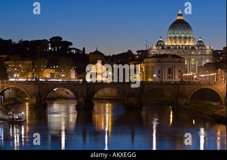 San Pietro e il Tevere di notte , roma, Italia Foto Stock