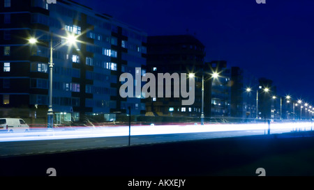 Un tempo di notte colpo di un intenso traffico sulla principale strada costiera in Hove East Sussex Foto Stock