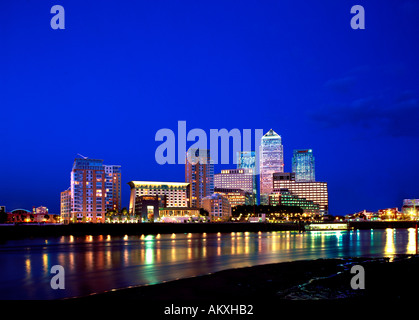 Canary Wharf da sul fiume Tamigi di notte con riflessi in acqua Londra Inghilterra Regno Unito Foto Stock