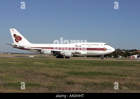 A livello internazionale Thai Airways Boeing 747-400 decolla dall'aeroporto di Francoforte Hessen, Germania. Foto Stock