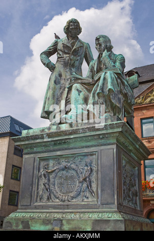 Monumento nazionale dei Fratelli Grimm nella parte anteriore del Neustaedter town hall, Hanau, Hesse, Germania Foto Stock