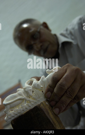 Artigianato tradizionale lavoratore di Multan, in Pakistan carving oggetti decorativi da ossa di cammello a Glasgow Sufi Festival 2006 Foto Stock