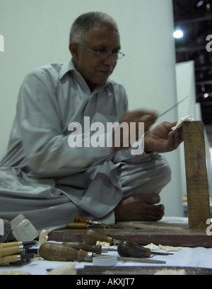 Artigianato tradizionale lavoratore di Multan, in Pakistan carving oggetti decorativi da ossa di cammello a Glasgow Sufi Festival 2006 Foto Stock