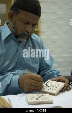 Artigianato tradizionale lavoratore di Multan, in Pakistan, pittura la rinomata turchesi a Glasgow Sufi Festival 2006 Foto Stock