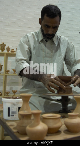Artigianato tradizionale lavoratore di Multan, in Pakistan, rendendo terraglie di argilla a Glasgow Sufi Festival 2006 Foto Stock