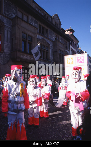 Il Carnevale di Basilea corteo su Barfusserplatz in Grossbasel Foto Stock