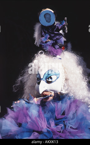 BASEL, Svizzera. Un piccolo lettore in costume presso il carnevale annuale carnevale. Foto Stock