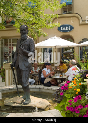 Persone cenare al di fuori dei Tabi ristorante accanto alla statua di George Bernard Shaw, Niagara sul lago Ontario Canada Foto Stock