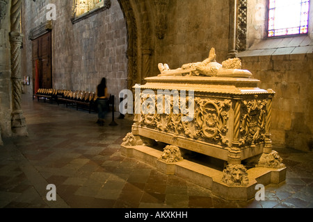 Luis de Camões sarcofago. Il più importante poeta portoghese. Monastero dos Jerónimos a Lisbona. Patrimonio Mondiale UNESCO Foto Stock