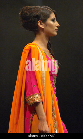 Donna che indossa il rosa e arancio salwar kameez Foto Stock