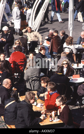 Basilea pasti al fresco sulla Barfusserplatz in Grossbasel durante il carnevale Foto Stock