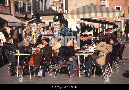 Venezia, Italia Persone godendo il sole invernale sul Campo Santa Margherita nel sestiere di Dorsoduro. Foto Stock