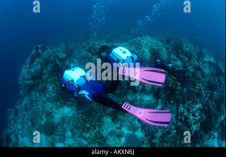 Subacqueo con un rebreather. (Chiuso o semichiuso sistema circolatorio) . Maldive. Foto Stock