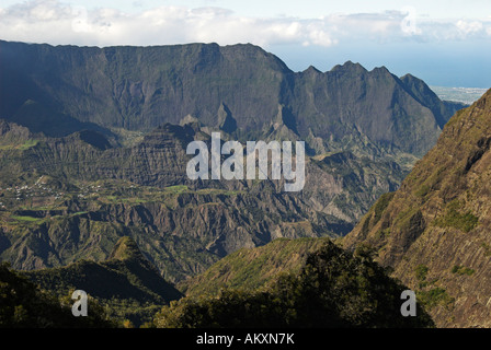 Vista dal Col du Taibit sulla caldera del Cirque de Cilaos, La Reunion Island, Francia, Africa Foto Stock