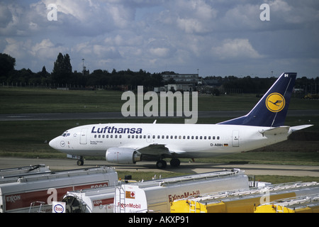 Lufthansa Boeing 737 500 jet in rullaggio a Birmingham International Airport West Midlands, England, Regno Unito Foto Stock