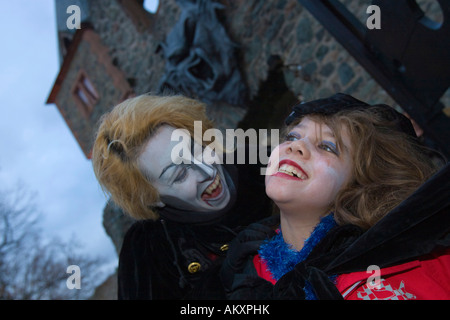 Tradizionale spettacolo Halloween nel castello Frankenstein. Un vampiro fa paura una ragazza, il castello di Frankenstein, Hessen, Germania Foto Stock