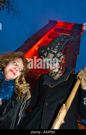 Tradizionale spettacolo Halloween nel castello Frankenstein. Un mostro spaventa una ragazza, il castello di Frankenstein, Hessen, Germania Foto Stock