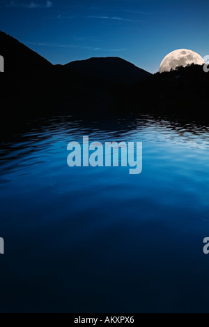 Luna crescente sopra l'orizzonte di Jezero al crepuscolo Stumpna Bosnia Erzegovina Europa orientale Foto Stock