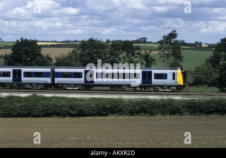 Treni centrale classe 350 Desiro treno elettrico a velocità tra Coventry e Rugby, Warwickshire, Inghilterra, Regno Unito Foto Stock