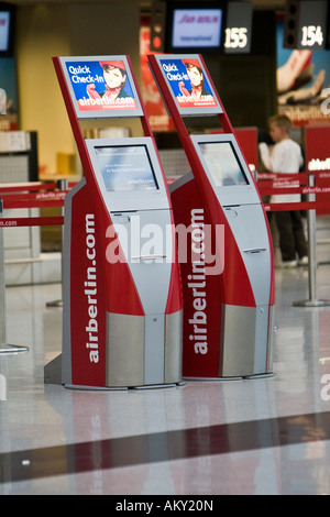 Self Check-in macchine, Duesseldorf Airport, Renania settentrionale-Vestfalia, Germania Foto Stock