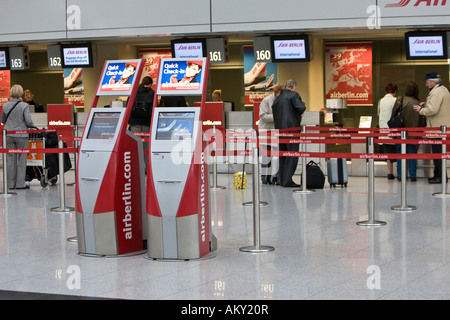 Self Check-in macchine, Duesseldorf Airport, Renania settentrionale-Vestfalia, Germania Foto Stock