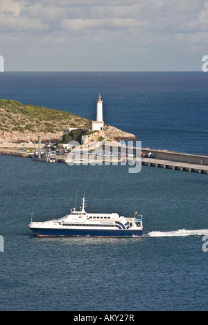 Traghetto per auto entrando nel porto di Ibiza, Ibiza, Baleares, Spagna Foto Stock