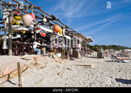 Les Salinas spiaggia con ristorante Jockey Club, Ibiza, Baleares, Spagna Foto Stock