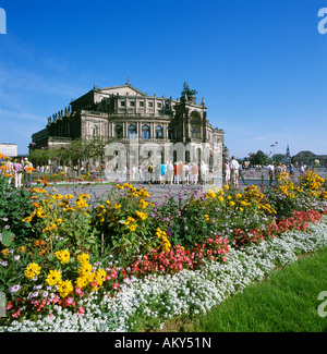 Dresda in Sassonia Germania Theaterplatz piazza teatro Semperoper opera costruita da Gottfried Semper Foto Stock