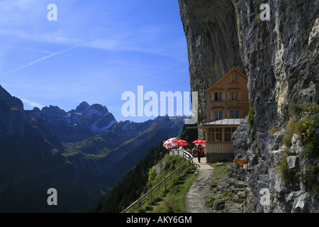 Aescher taverna e panorama vista montagna nel ripido rivolto verso il fianco nord della montagna Ebenalp, Appenzell, Svizzera Foto Stock