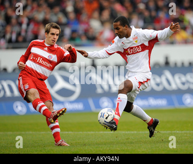 Philipp Lahm FC Bayern Muenchen (sinistra) vs. CACAU VfB Stuttgart Foto Stock