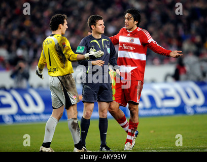 Per guardafili Frank WILLENBORG arbitrare tra il portiere Raphael SCHAeFER VfB Stuttgart (sinistra) e Luca TONI FC Bayern Muenchen Foto Stock