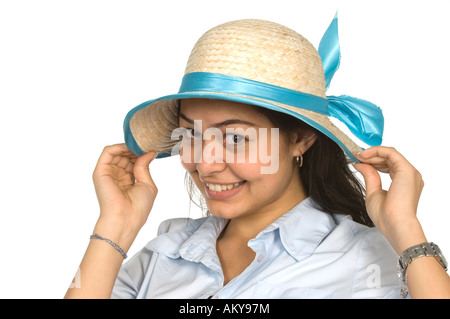 Giovane e bella donna che indossa cappello di paglia Foto Stock
