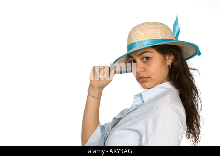 Donna attraente indossando cappello di paglia Foto Stock