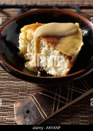 Una fetta di tradizionale South African Malva pudding vegetariano cibo editoriale Foto Stock