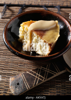 Una fetta di tradizionale South African Malva pudding vegetariano cibo editoriale Foto Stock