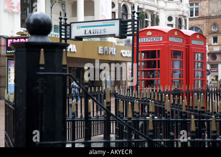 Onorevoli segno wc e telefono rosso scatola in London, Leicester Square Foto Stock