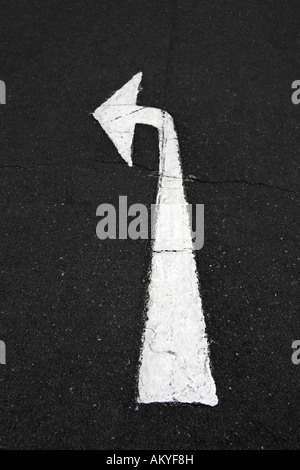 La freccia sulla strada, close-up Foto Stock