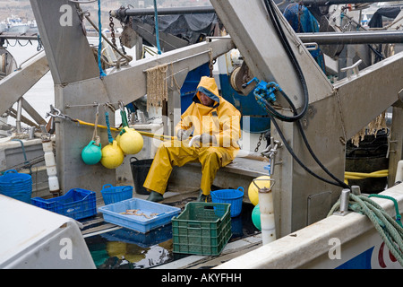 Pescatore al lavoro, Peniscola, Costa Azahar, Spagna, Europa Foto Stock