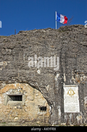 Rovine di Fort Vaux con targa commemorativa per il francese reggimenti, Verdun, Lorena, Francia Foto Stock