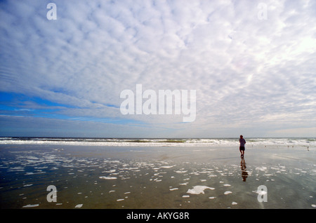 Uomo a camminare sulla spiaggia Foto Stock