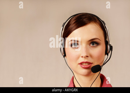 Giovane donna con un auricolare, call center, telephonist Foto Stock