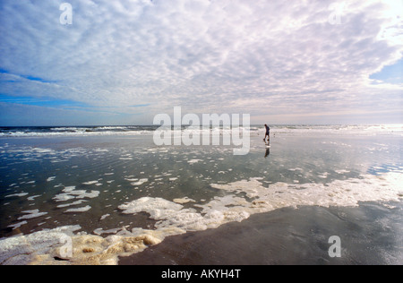 Uomo a camminare sulla spiaggia Foto Stock