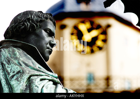 Statua del riformatore Martin Lutero sul municipio mercato in Wittenberg, Sachsen-Anhalt, Germania Foto Stock