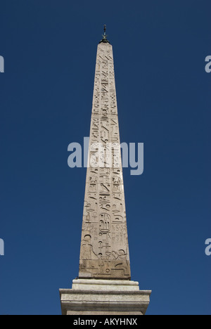 Un vecchio obelisco egiziano si erge al centro di Piazza del Popolo, Roma, Italia. Foto Stock