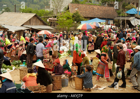 Etnica della tribù della collina, Mercato di Bac Ha, Vietnam Foto Stock